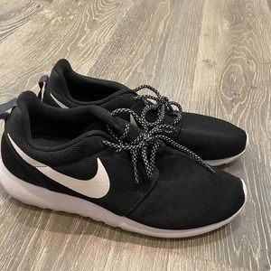 Women’s Black Nike Roshes size 10